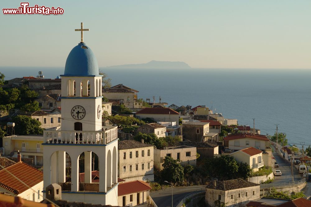 Immagine Vista al tramonto della cittadina di Dhermi in Albania