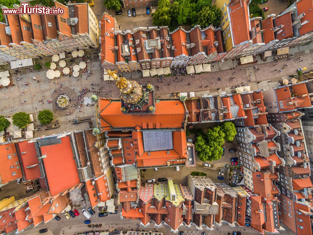 Immagine Danzica: la città vecchia dalla vista dall'alto. Vista con la piazza del mercato lungo e il museo storico