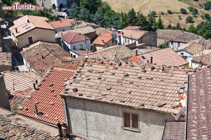 Immagine Posta ad oltre 1000 metri di quota, la cittadina di Pietrapertosa è spesso investita da forti venti. Per questo motivo i tetti del centro storico presentono le tegole bloccate da pesanti massi di arenaria - © Mi.Ti. / Shutterstock.com