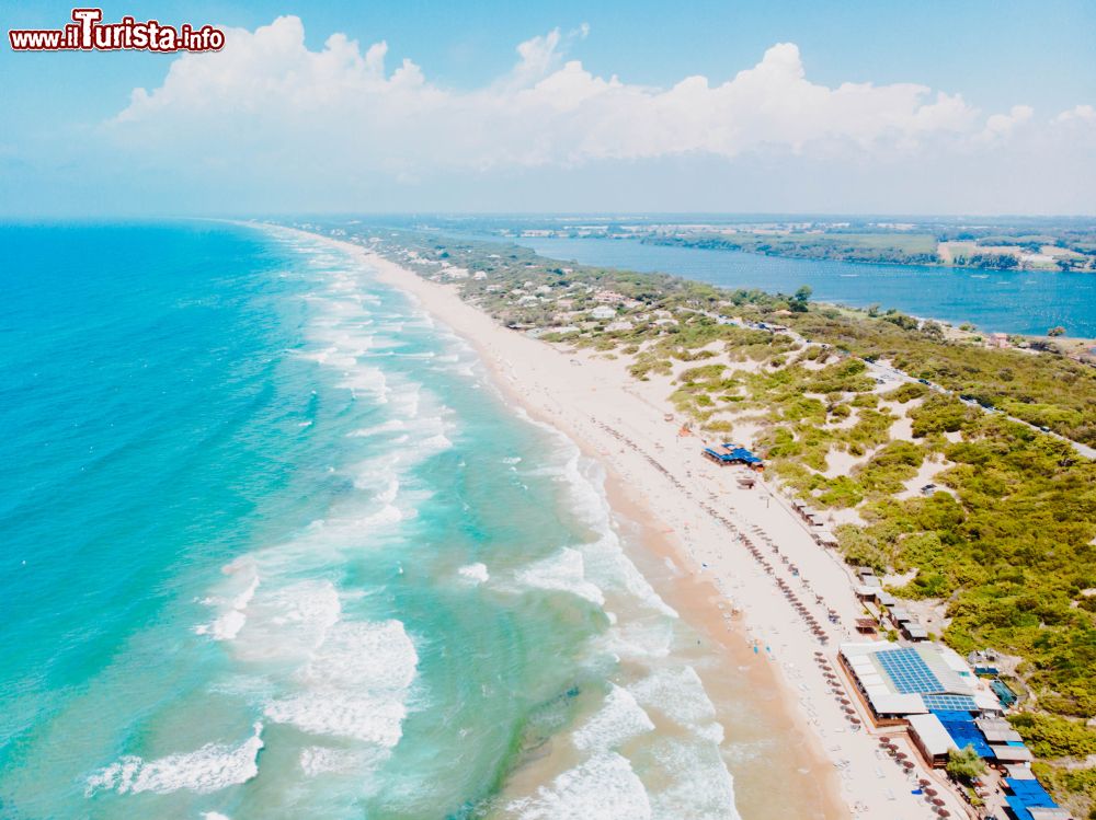 Immagine Vista con drone della bella spiaggia di Sabaudia nel Lazio