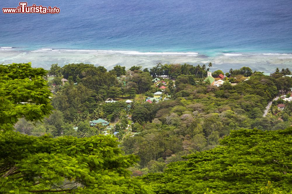 Immagine Vista da Nid d'Aigle, il punto più alto a La Digue, Seychelles. Da questa terrazza panoramica si può ammirare il suggestivo paesaggio naturale ospitato in quest'isola.