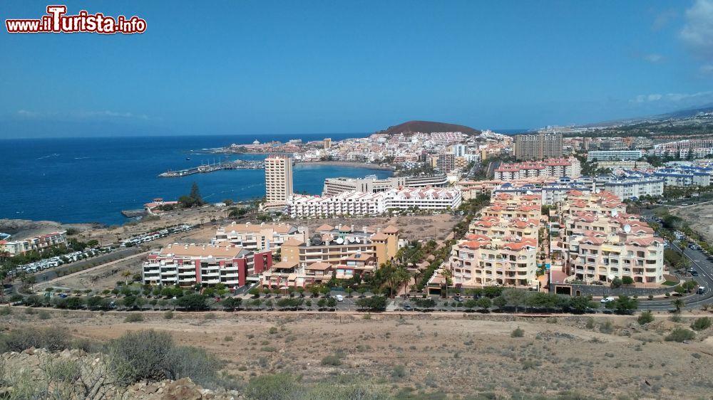 Immagine Vista da sud di Los Cristianos, siamo a Tenerife, Isole Canarie - © Sebastiandoe5 / Wikipedia