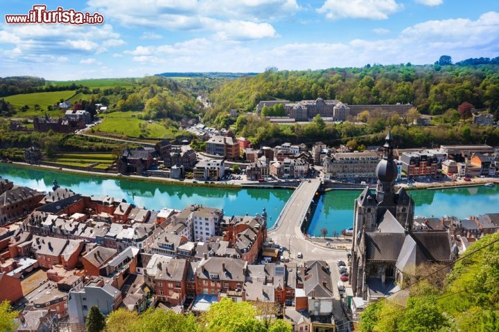 Immagine Una vista di Dinant, adagiata sul fiume Mosa, che qui nel centro della cittadina è attraversato dal ponte Charles De Gaulle - foto © Sergey Novikov / Shutterstock.com