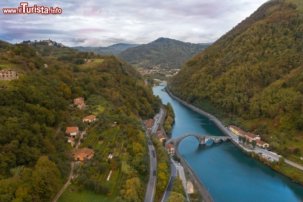 Immagine Vista dall'alto della vallle del fiume Serchio e il ponte medievale di Borgo a Mozzano