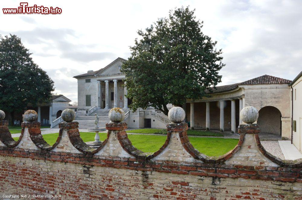 Immagine Vista dall'esterno del complesso di Villa Badoer, capolavoro del Palladio e Fratta Polesine, in Veneto - © NG8 / Shutterstock.com