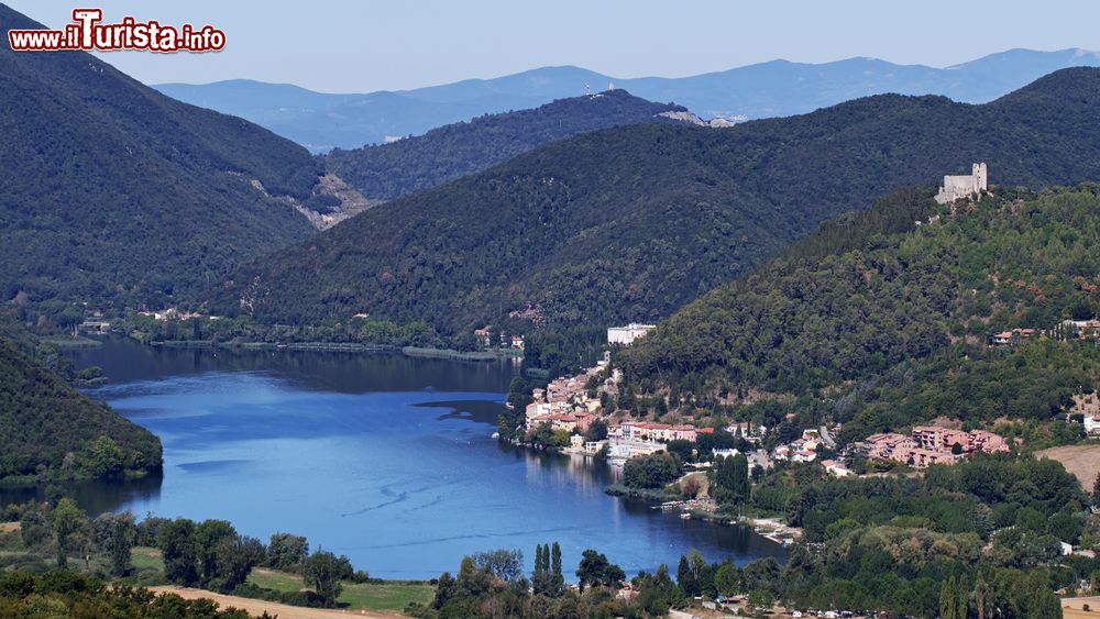 Immagine Vista dall'alto del lago di Piediluco e il borgo omonimo in Umbria