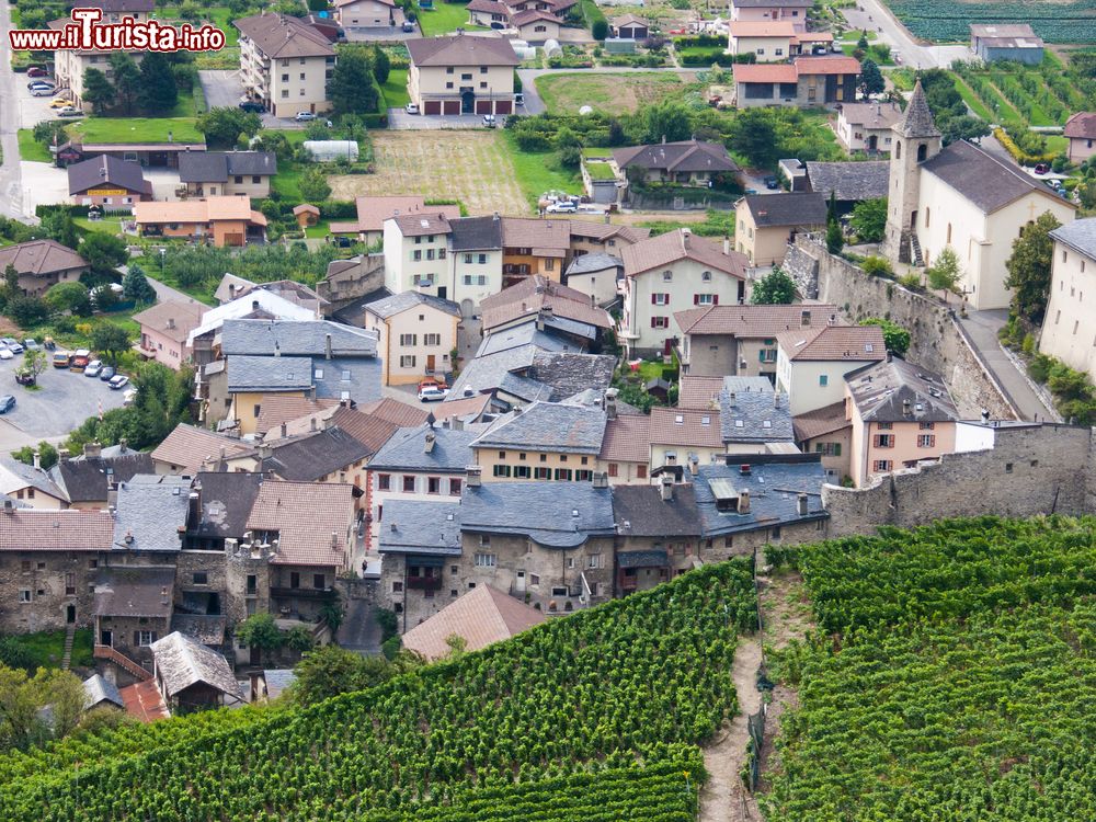 Immagine Vista dall'alto del villaggio di Saillon in Svizzera francese