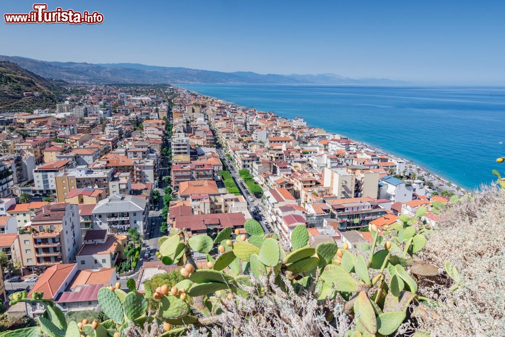 Immagine Vista dall'alto di Capo d'Orlando e la costa settentrionale della Sicilia.