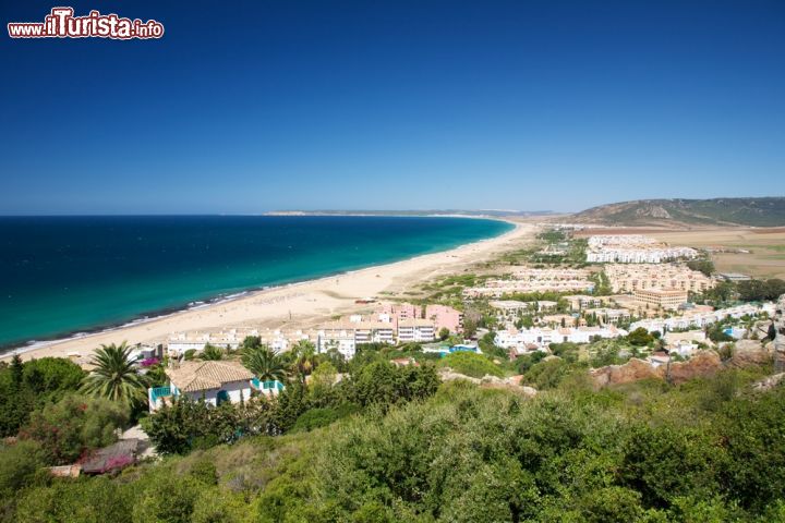 Immagine Vista dall'alto di Zahara de los Atunes, Spagna. Situata a una trentina di chilometri da Tarifa, Zahara è diventata una meta piuttosto popolare nel corso degli ultimi anni. Le sue temperature particolarmente miti permettono di godere della spiaggia e delle attivitià all'aria aperta durante tutto l'anno - © Quintanilla / Shutterstock.com