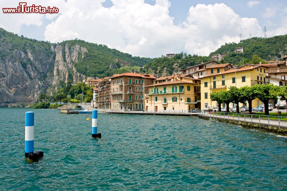 Immagine Vista del borgo di Castro: siamo sul Lago d'Iseo in Lombardia.