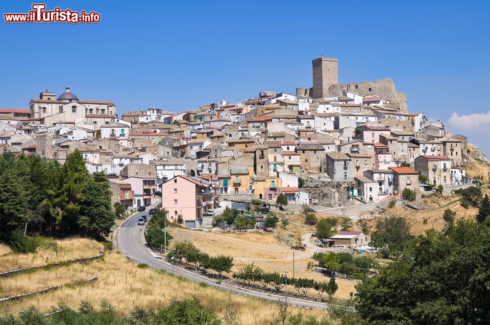 Immagine Vista del borgo di Deliceto, dominato dalla torre quadrata del Castello Normanno. Siamo nell'entroterra della provincia di Foggia, in Puglia.