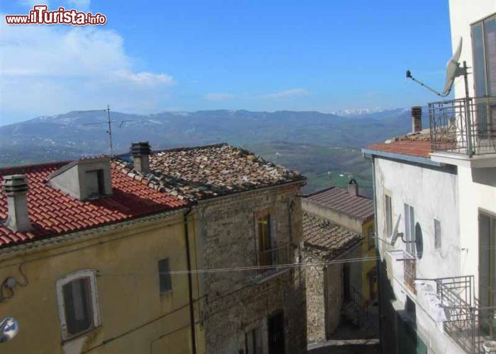 Immagine La vista del borgo di Palata in direzione dell'Appennino molisano