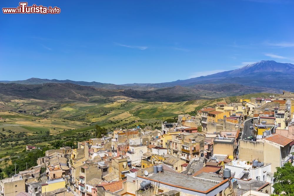 Immagine Vista del borgo di Regalbuto e del monte Etna in Sicilia