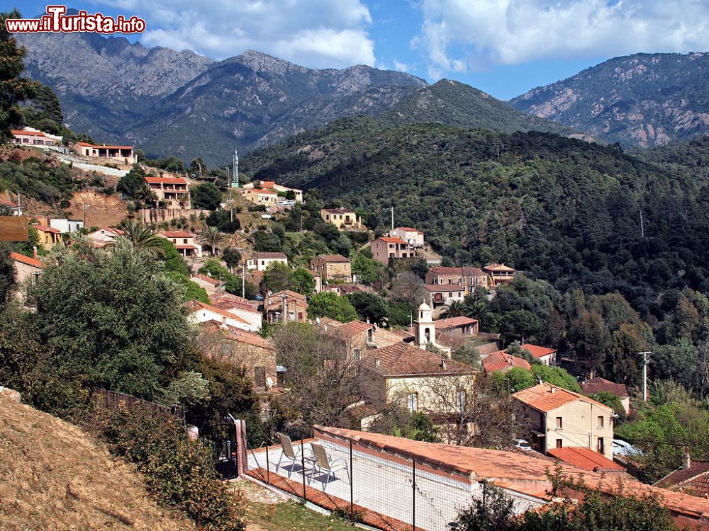 Immagine Vista del borgo di Serriera in Corsica del Sud  - ©  Pierre Bona - CC BY-SA 3.0, Wikipedia