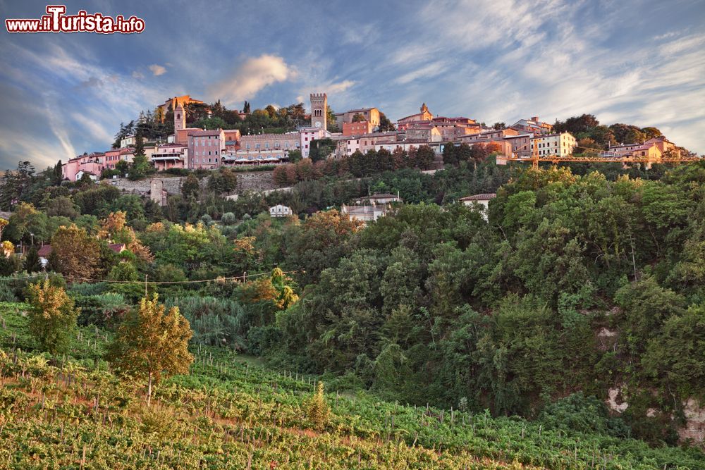 Immagine Vista del borgo romagnolo di Bertinoro, sulle prime colline tra Cesena e Forlì in Romagna