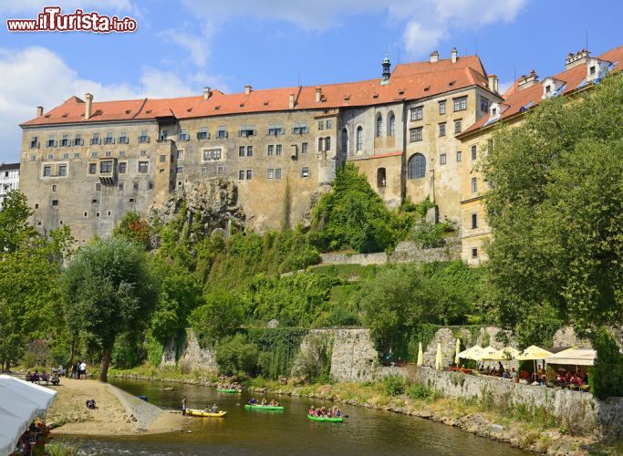 Immagine Estate sulla Moldava - scorcio del centro storico di Cesky Krumlov, Repubblica Ceca: La Moldava scorre dolcemente intorno al centro storico della città, incorniciando con grazia i suoi edifici storici. La Moldava in estate diventa una grande attrazione per i turisti: con un caffè sul lungo fiume o una gita in barca, il panorama sembra ancora più bello - © Pecold / Shutterstock.com