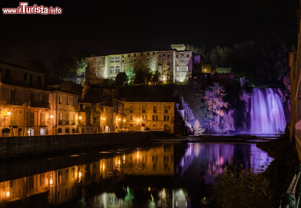 Immagine Vista del Castello Boncompagni-Viscogliosi di Isola del Liri e della cascata in notturna.
