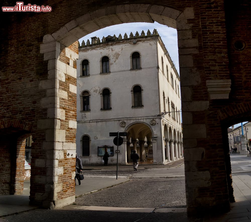 Immagine Vista del centro di Noale (Veneto) fotografato da sotto la torre dell'orologio.