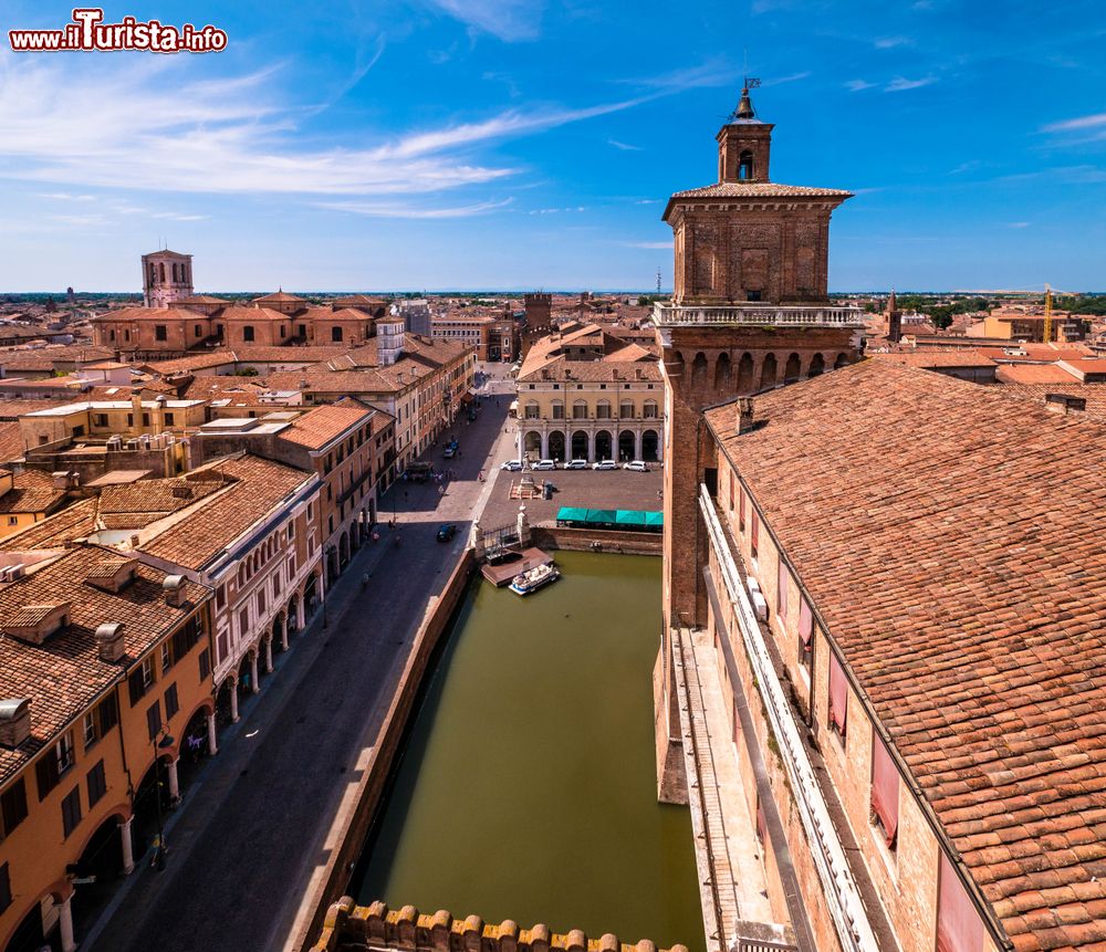 Immagine Vista del centro storico di Ferrara dal Castello Estense in direzione del Duomo cittadino