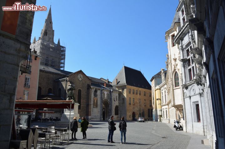 Immagine Vista del centro storico di Grenoble in Francia. Qui si possono ammirare edifici antichi e moderni.