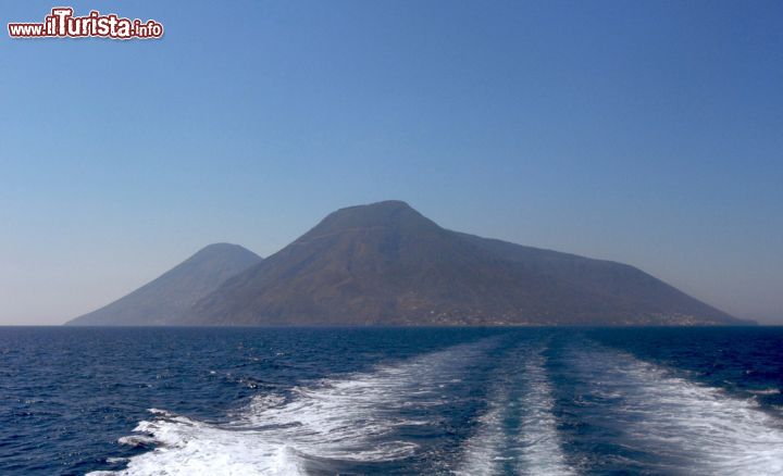 Immagine Vista del doppio vulcano di Salina Eolie, Sicilia - La sagoma delle due vette principali di Salina, nell'arcipelago delle Eolie. Il gruppo di isole, dalla caratteristica forma in pianta di una Y coricata con l'asta che punta verso ovest. Le isole  Si trovano al largo della Sicilia settentrionale, di fronte alla costa tirrenica di Messina e le vette di Salina raggiungono l'atitudiine massima dell'arcipelago, con la Fossa delle Felci a 961 m sul livello del mare © Bildagentur Zoonar GmbH / Shutterstock.com