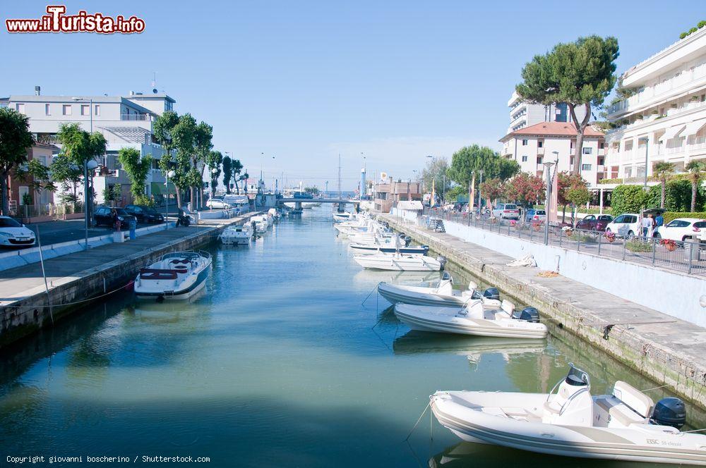 Immagine Vista del molo di Riccione con le barche ormeggiate, Emilia Romagna - © giovanni boscherino / Shutterstock.com