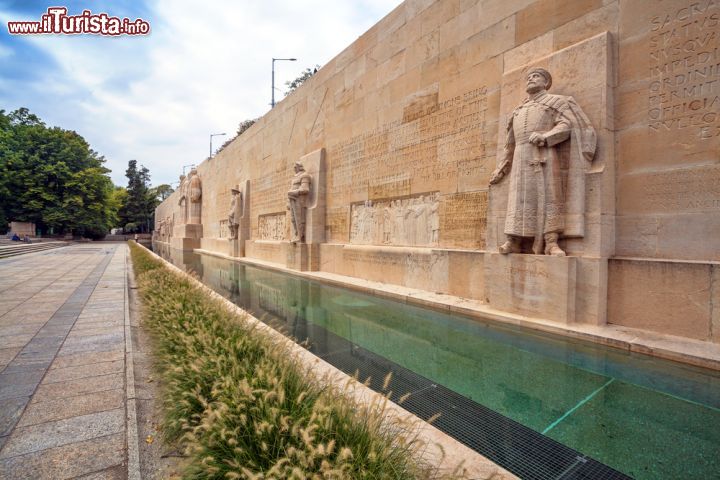 Immagine Vista del Muro dei Riformatori a Ginevra, Svizzera. E' una delle attrazioni che colpisce maggiormente durante la visita alla città. Venne creata nel 1909 da un gruppo di architetti e scultori svizzeri vincitori di un concorso pubblico - © Vladimir Sazonov / Shutterstock.com