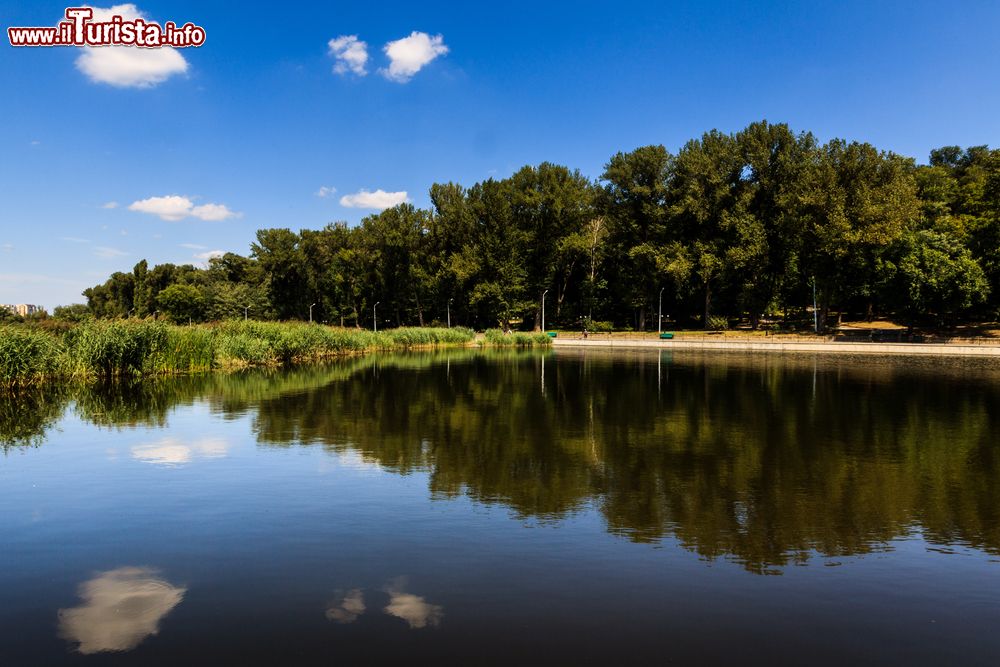 Immagine Vista del parco nella Rose Valley a Chisinau, Moldavia. Questo bel giardino urbano ospita i resti di un antico santuario slavo.