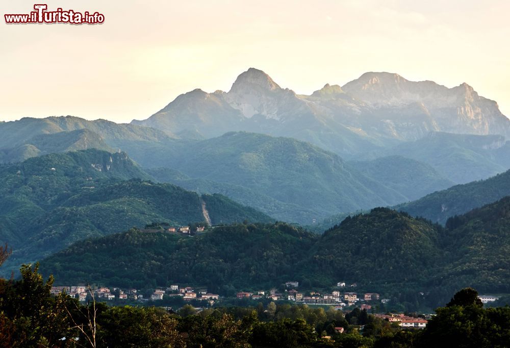 Immagine Vista della catena appenninica e la cittadina di Pieve Fosciana in Toscana, provincia di Lucca