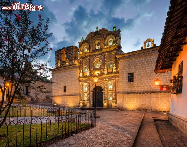 Immagine Vista della chiesa di Belén a Cajamarca, Perù. Una suggestiva immagine notturna del complesso monumentale di Belén costruito nel XVIII° secolo. Comprende la chiesa, l'ex Ospedale degli Uomini (Museo Medico) e quello delle Donne (Museo Archeologico e Etnografico) chiamato anticamente "Hospital de Nuestra Senora de la Piedad" - © Christian Vinces / Shutterstock.com