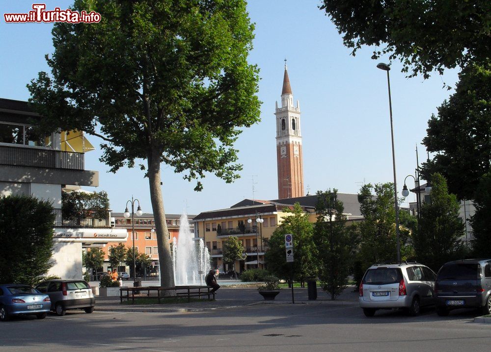 Immagine Vista della piazza centrale di Azzano Decimo in Friuli, provincia di Pordenone - © gianca1969, CC BY 3.0, Wikipedia