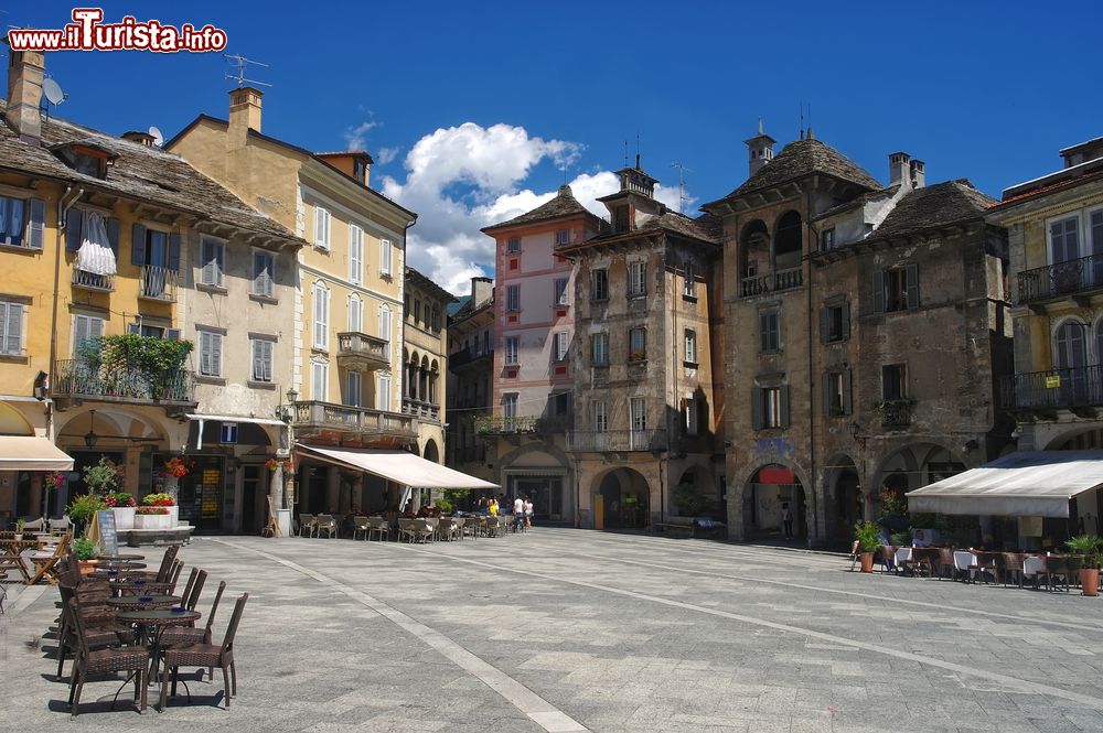 Immagine Vista della Piazza del Mercato, il cuore del centro storico di Domodossola con palazzi medievali ed eleganti caffè