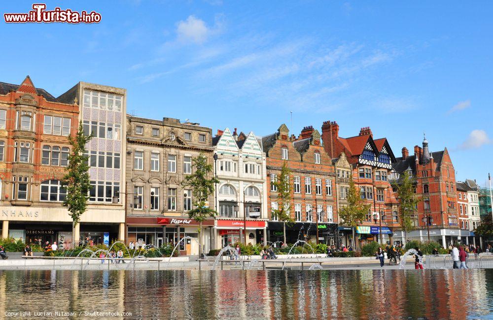 Immagine Vista della Piazza del Mercato Vecchio di Nottingham, Inghilterra. Situata nel centro storico della città, questa piazza è la più grande d'Europa. E' uno dei principali luoghi turistici e culturali di Nottingham - © Lucian Milasan / Shutterstock.com