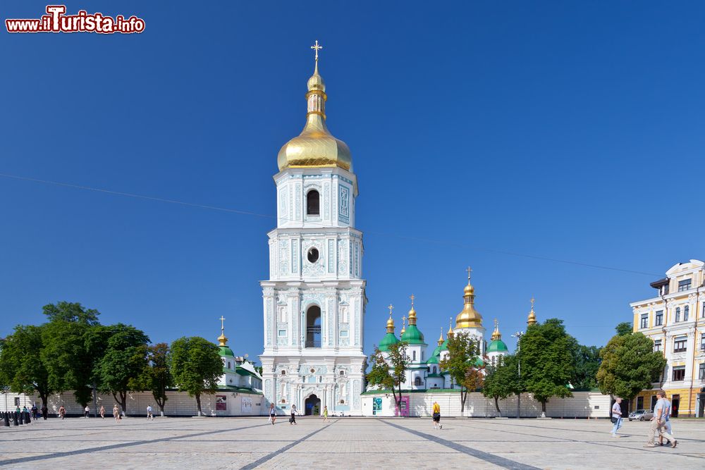 Immagine Vista della torre campanaria e della cattedrale di Santa Sofia a Kiev, Ucraina. Da piazza Sofia si può ammirare l'edificio religioso che vanta una storia millenaria risalente al Rus' di Kiev.
