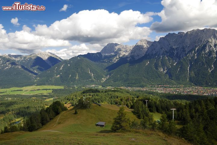 Immagine Vista della vallata di Mittenwald e delle Alpi del sud della Baviera, Germania - © manfredxy / Shutterstock.com