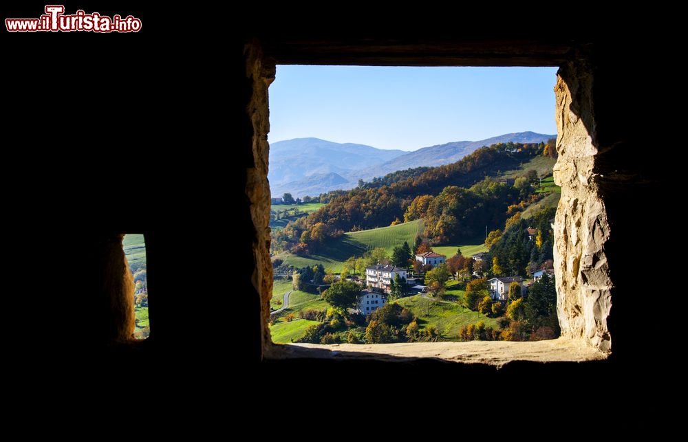 Immagine Vista della Valle del Ceno da una finestrella nel borgo di Bardi, in Emilia-Romagna.
