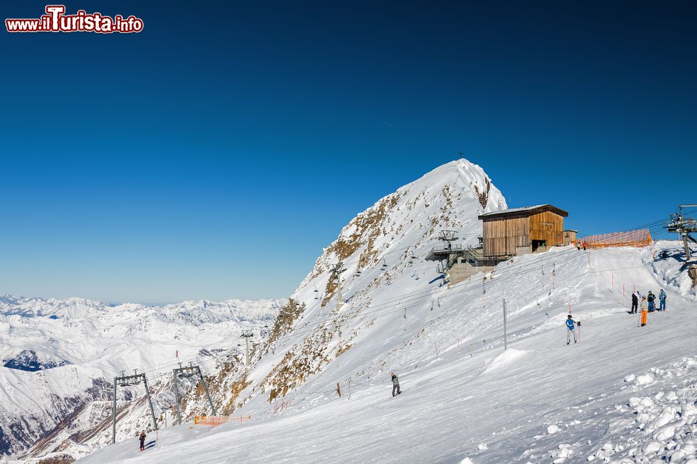 Immagine Vista delle Alpi a Hintertux in una giornata soleggiata, Austria. La neve imbianca le montagne che ospitano il ghiacciaio dell'Hintertux.