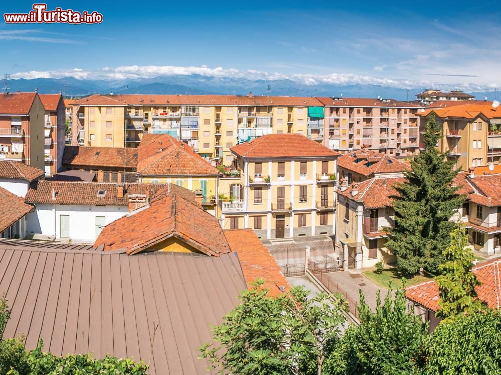 Immagine Vista dei palazzi nel centro moderno di Fossano e le Alpi sullo sfondo