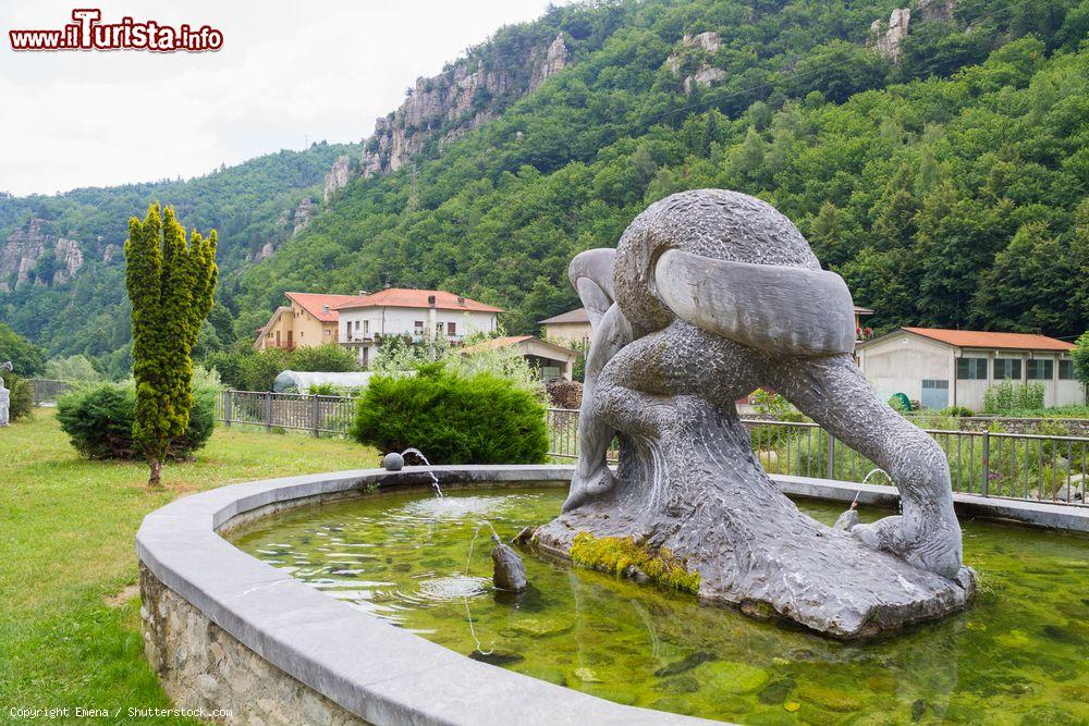 Immagine Vista delle montagne e di una fontana in pietra a Ormea, Piemonte, Italia - © Emena / Shutterstock.com