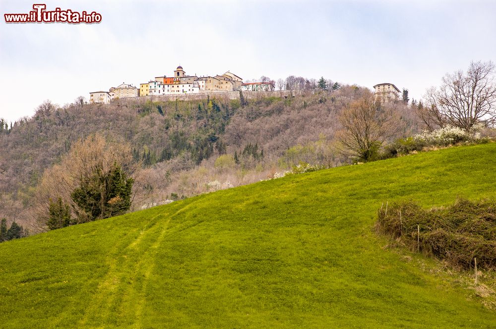 Immagine Vista dello storico borgo di Monte Grimano Terme sulle montagne del Montefeltro nelle Marche