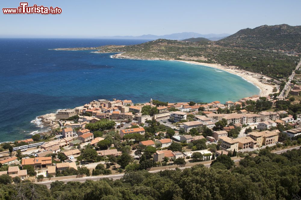 Immagine Vista di Algajola nell'Alta Corsica e la sua lunga spiaggia