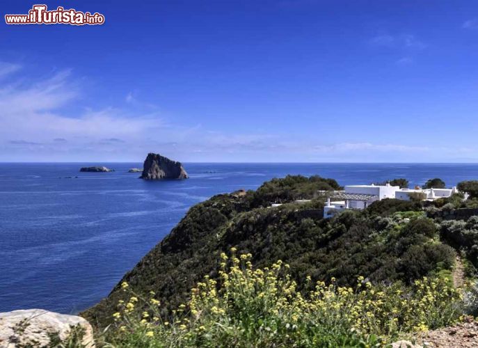 Immagine Vista di Basiluzzo dall'isola di Panarea, Sicilia - Una bella veduta dell'isolotto di Basiluzzo dall'alto di Panarea © Angelo Giampiccolo / Shutterstock.com