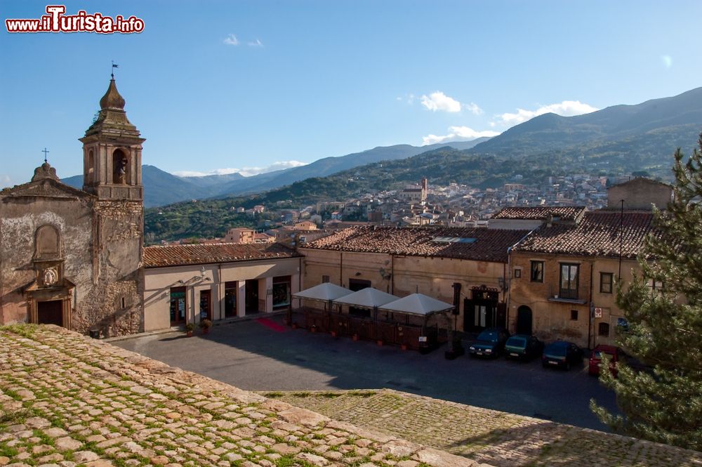 Immagine Vista di Piazza Castello ed il borgo di Castelbuono in Sicilia