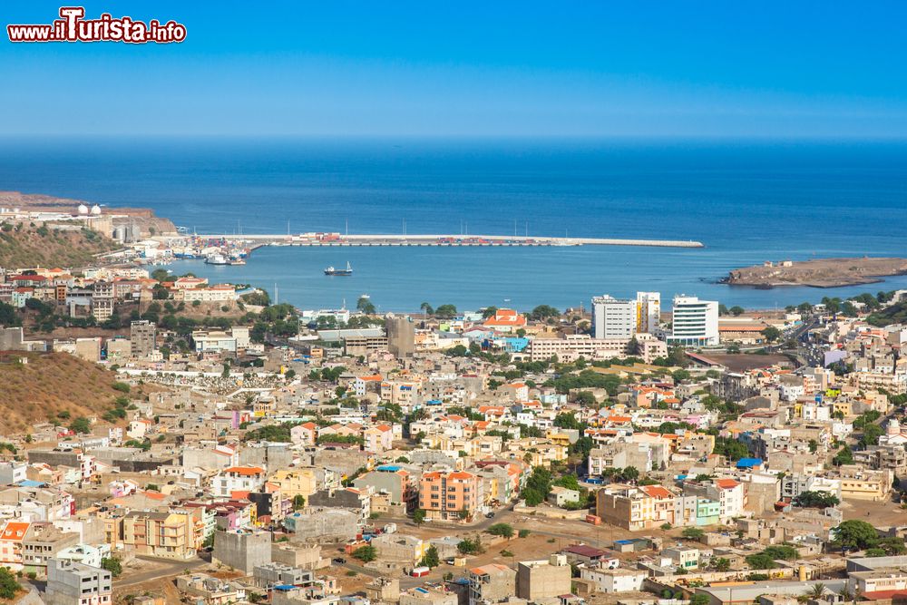 Immagine Vista panoramica di Praia (isola di Santiago, Capo Verde) e del suo porto, uno dei principali del paese.