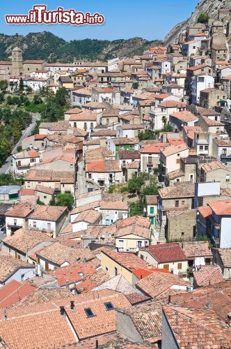 Immagine Abbarbicato sulle montagne al centro geometrico della Basilicata, Pietrapertosa è uno dei borghi più belli della regione lucana - © Mi.Ti. / Shutterstock.com