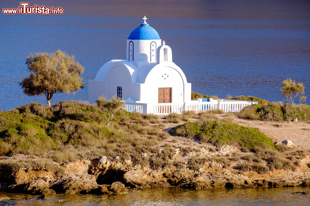 Immagine Vista di una chiesa ortodossa a Amorgos, Grecia. Il bianco candido della facciata è impreziosito dall'azzurro intenso della cupola.