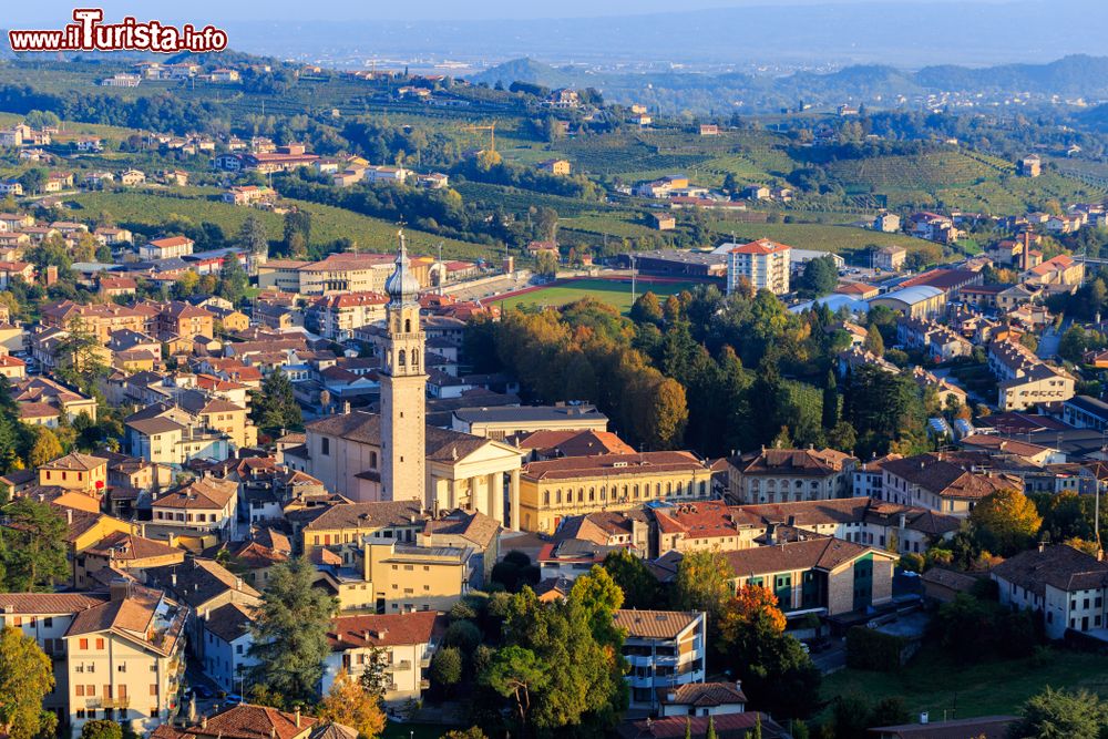 Immagine Vista di Valdobbiadene, la patria del vino Prosecco in Veneto.