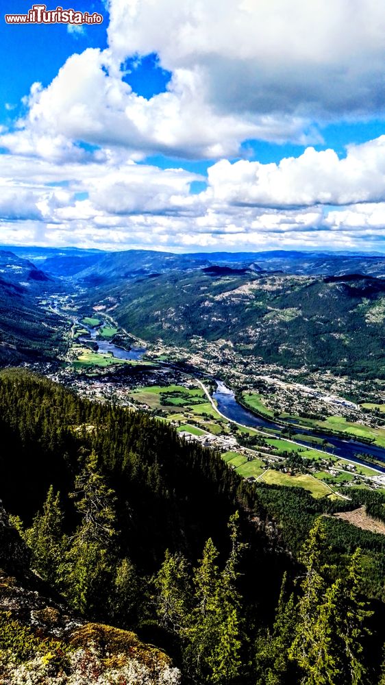 Immagine Vista estiva sulla cittadina di Nesbyen in Norvegia, fotografata da Beia