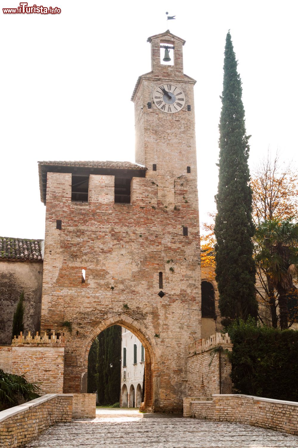 Immagine Vista frontale della torre scudata a difesa del borgo di Cordovado, Friuli Venezia Giulia. Questo paesino in provincia di Pordenone fa parte dei borghi più belli d'Italia.
