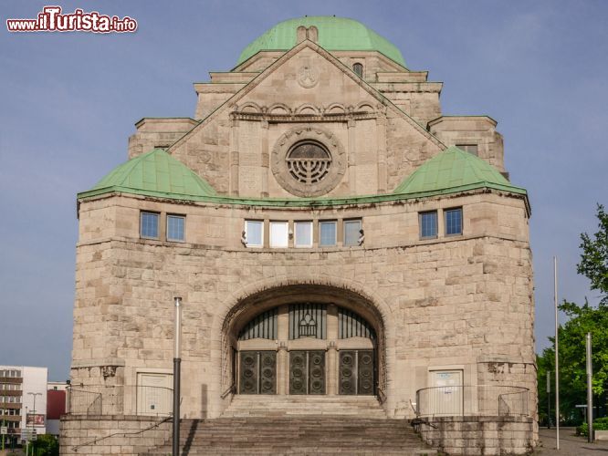 Immagine Vista frontale sulla Vecchia Sinagoga di Essen, Germania - Si trova in Steeler Strasse la Vecchia Sinagoga di Essen consacrata nel 1913. E' la più grande del nord Europa oltre che una delle prime ad essere stata costruita nel continente europeo. All'interno dell'edificio religioso si può visitare un museo e conoscere la vita quotidiana degli ebrei di tutto il mondo. Sulla sommità vi è un'imponente cupola © Andrey Shcherbukhin / Shutterstock.com